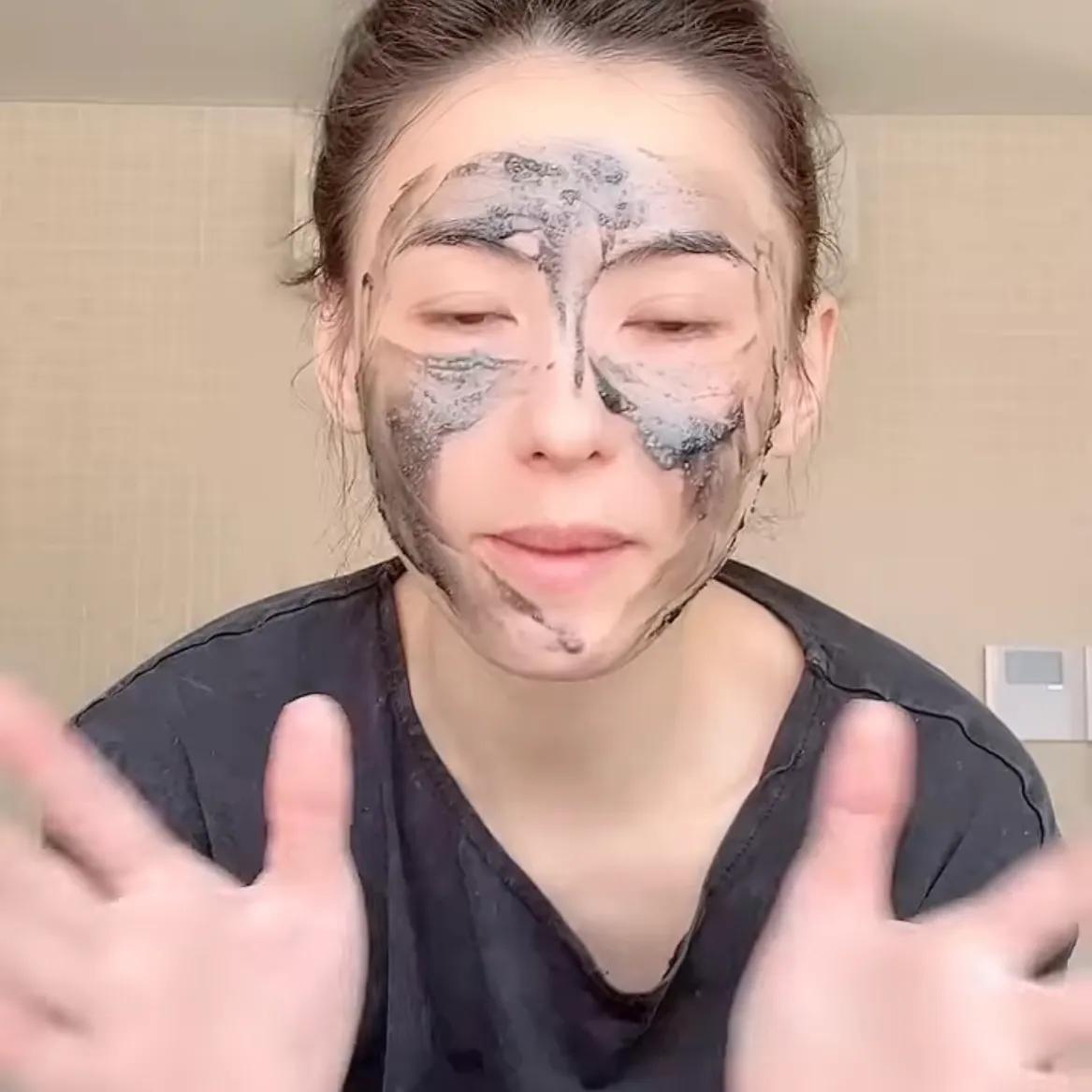 张柏芝晒和儿子游泳动态，3岁小王子正脸曝光，脸蛋肉嘟嘟萌态足