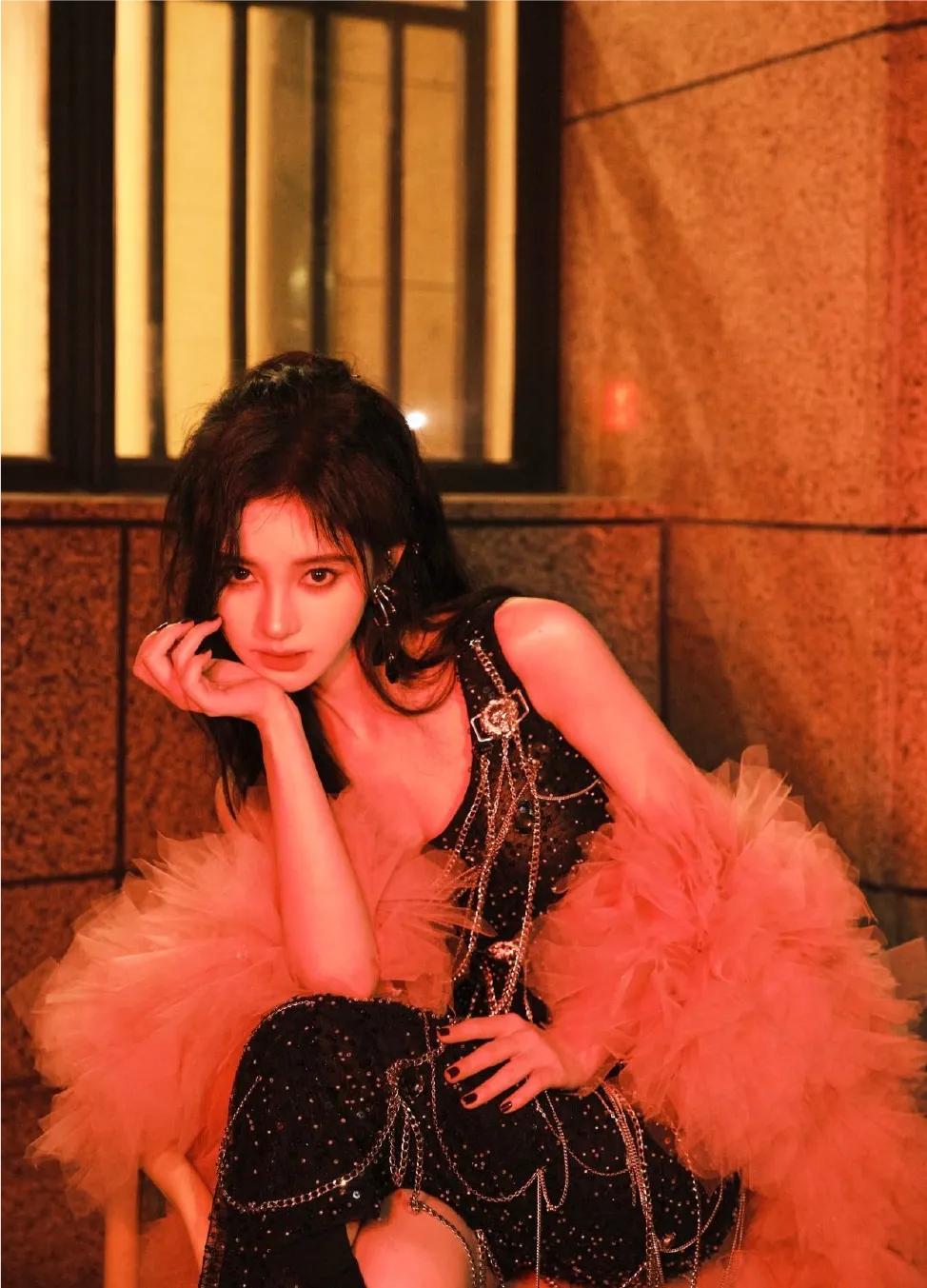 拥有兔子耳朵的鞠婧祎，可爱加倍，哪张美照让你眼前一亮呢？