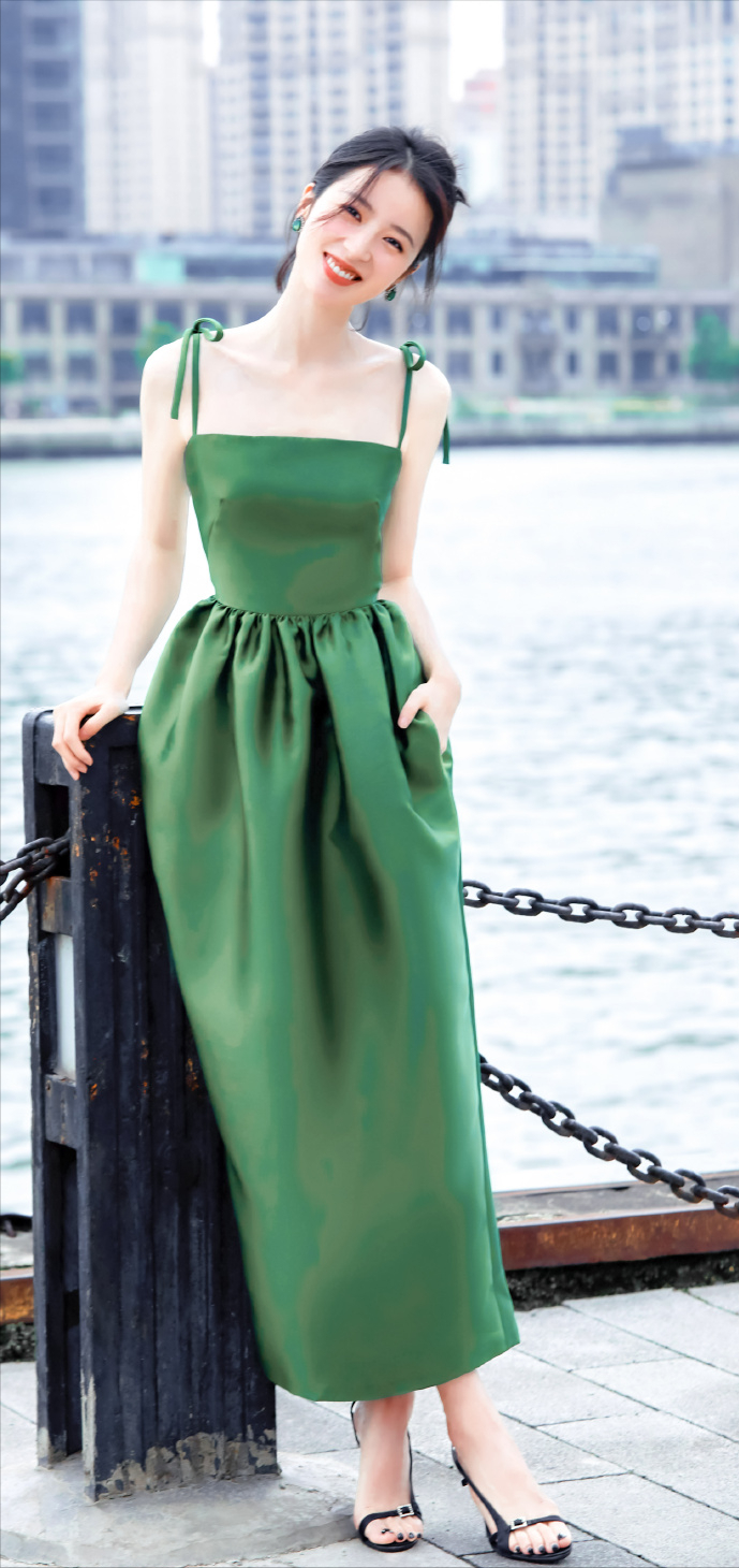 周雨彤状态好到爆！绝美穿搭好看又养眼，黑色紧身裤秀出漫画腿