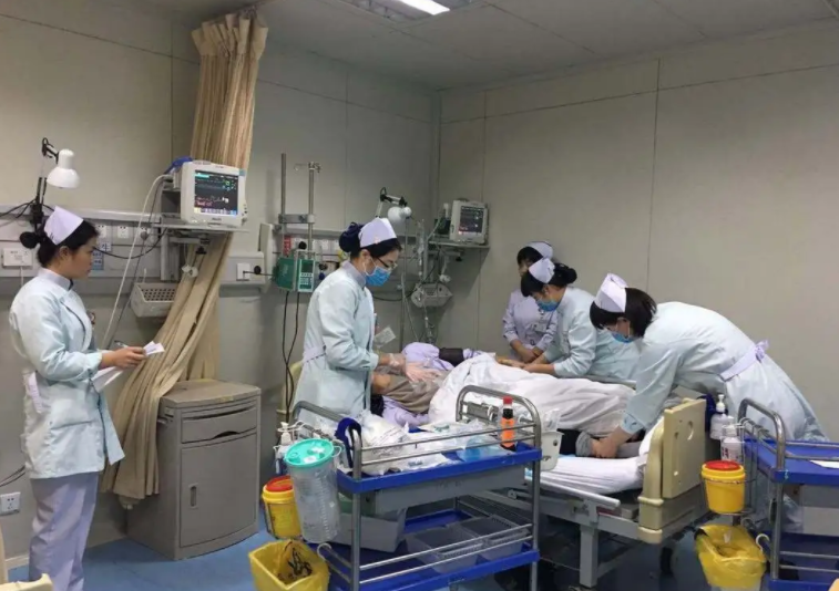 2014年新疆女孩瘫痪失忆，醒来只记得男友，男友不离不弃创造奇迹