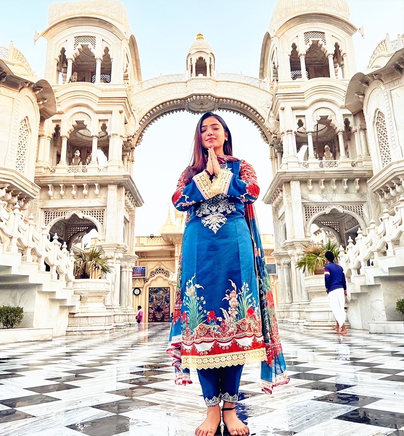 第一:现代纱丽,材质新颖,款式独特原来现代纱丽除了华贵的贵族服装