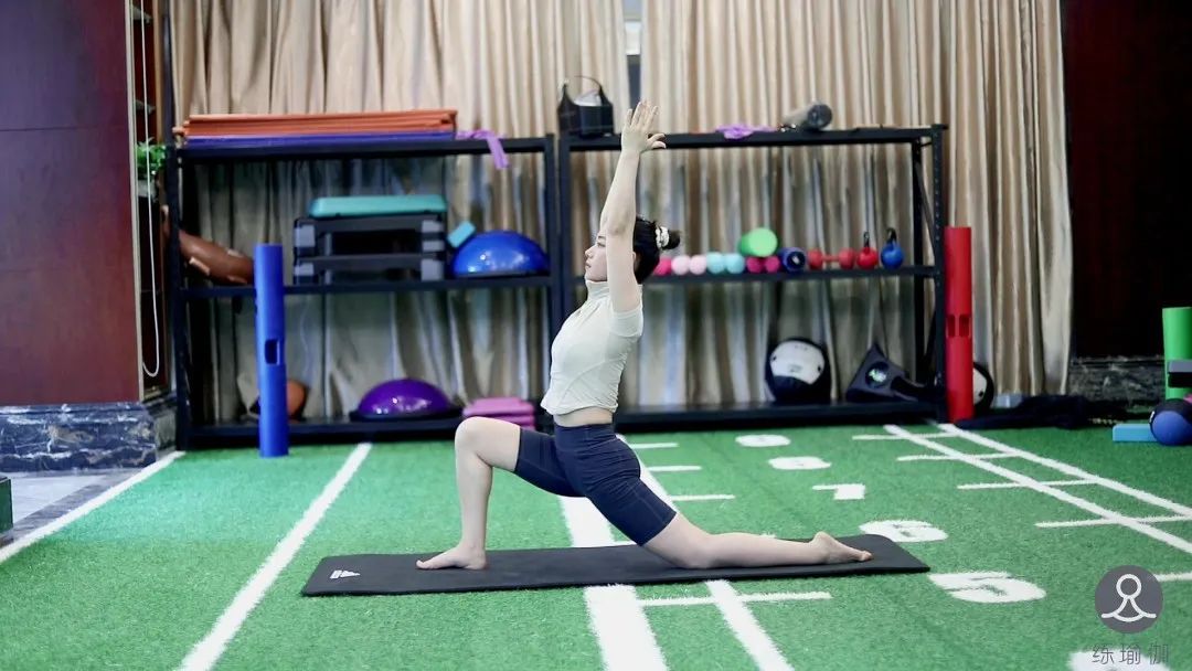 40岁的张歆艺露出双下巴十分夸张，偶像包袱掉了一地