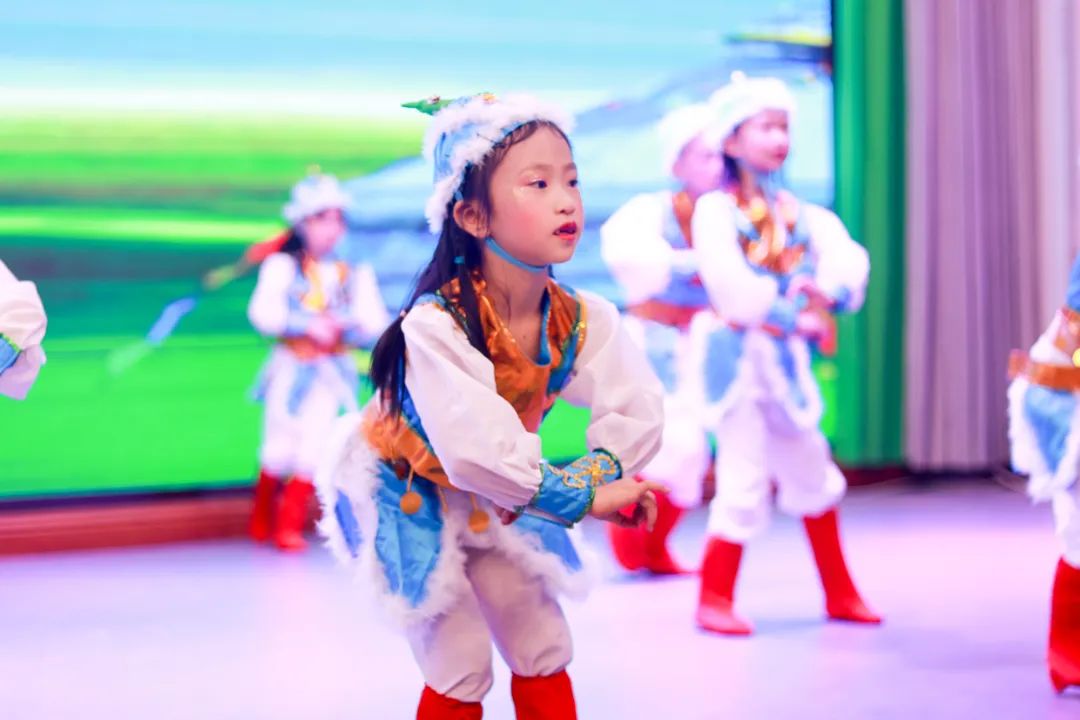 天府新区华阳实验小学举行“童星耀五月·艺术绽花开”群舞比赛