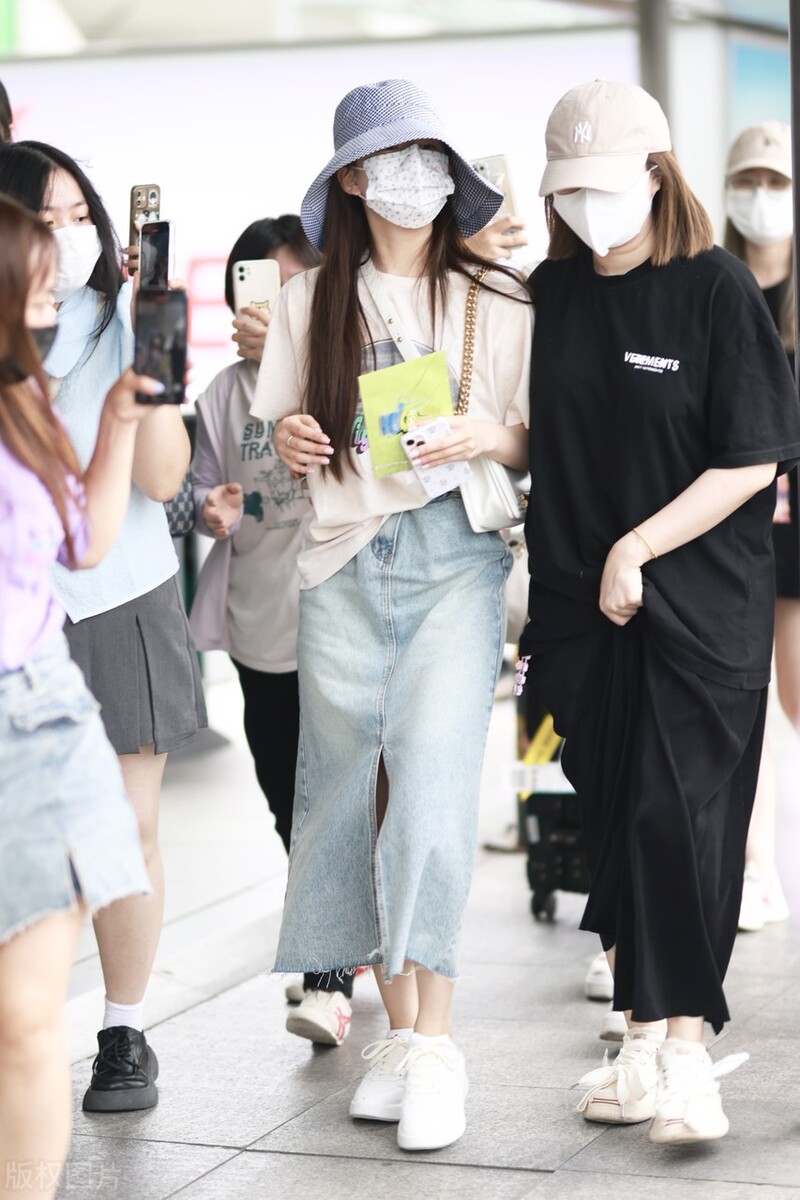 赵露思现身成都机场 明天参加《跑男》录制