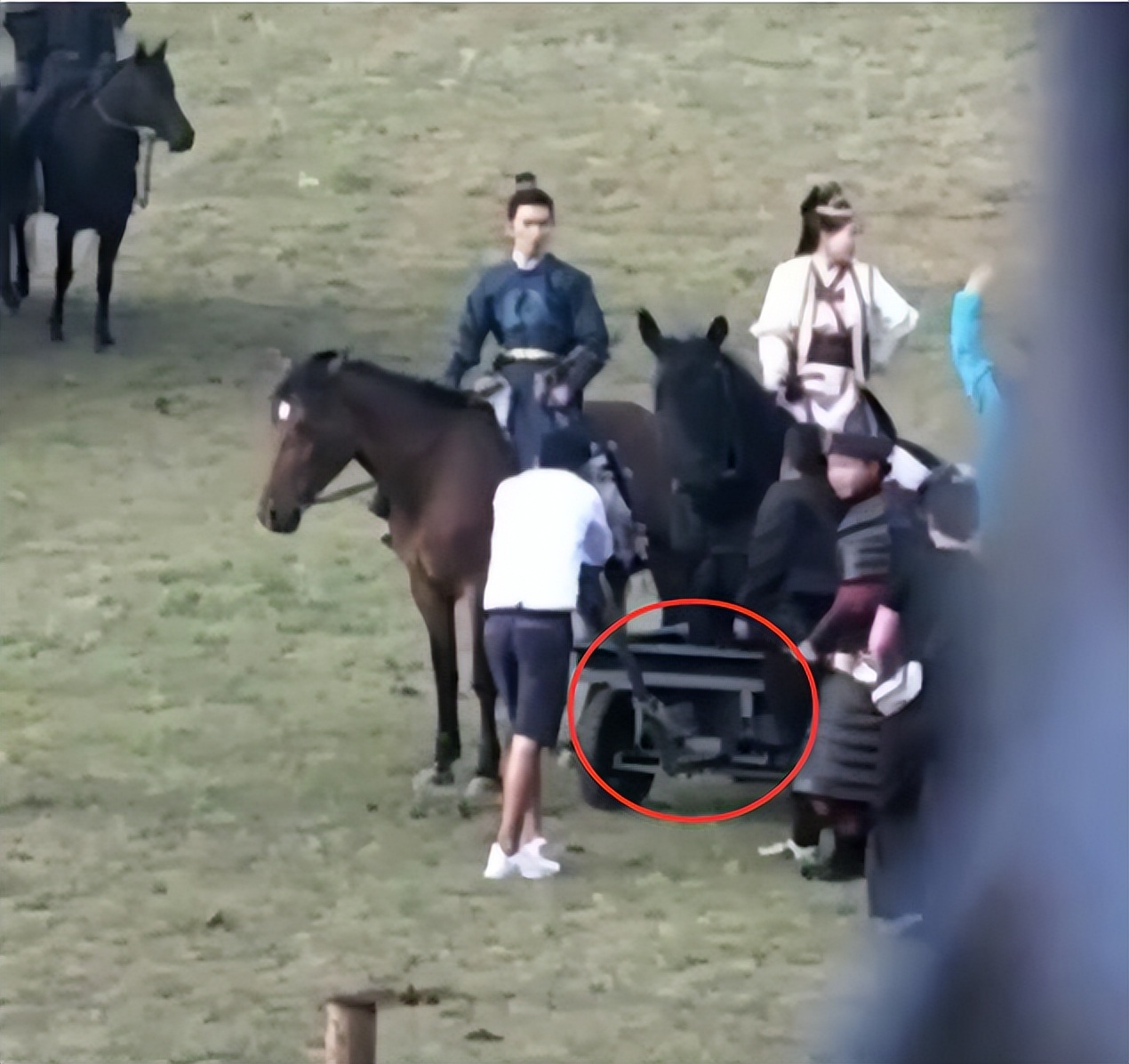 吃空气、假开车、骑假马、戴假肩胛骨，内娱明星拍戏有啥是真的？