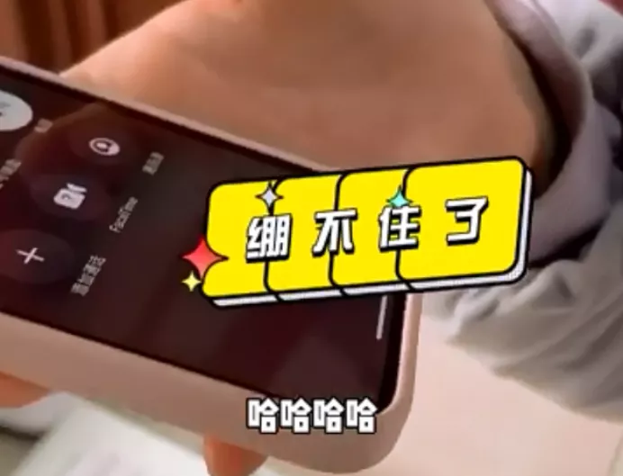女子“人肉占车位”被强行顶开，警方通报【三分钟法治新闻全知道】
