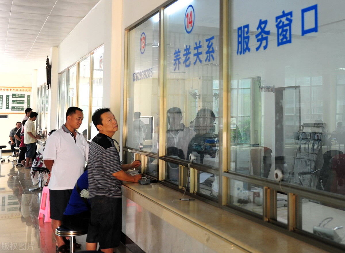 老人持有“退休证”，这6大福利和你有关，早知道早省钱