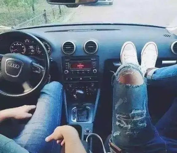 可怕，英女子坐副驾翘脚，安全气囊以200km/h爆开，股骨插进屁股