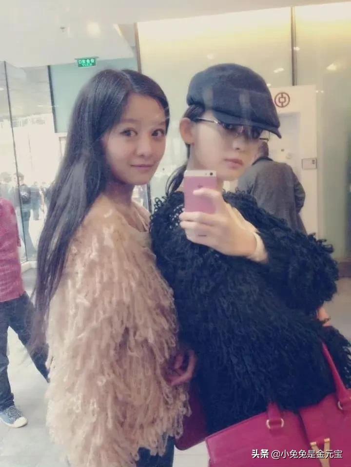 娜扎大学生时期 ​​​跟朋友们的合照