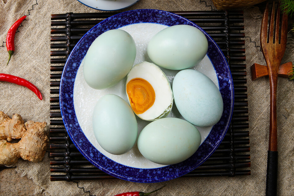 腌咸鸭蛋，不泡盐水不裹泥巴，教你一个新式腌法，个个流油起沙