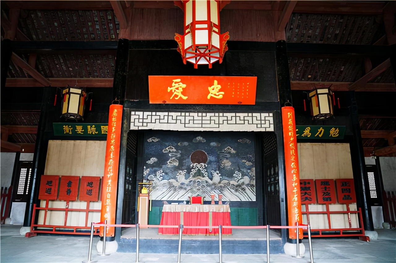 来到淮安府署可以仔细研究一下,淮安官衙大堂建筑具有官式建筑特征