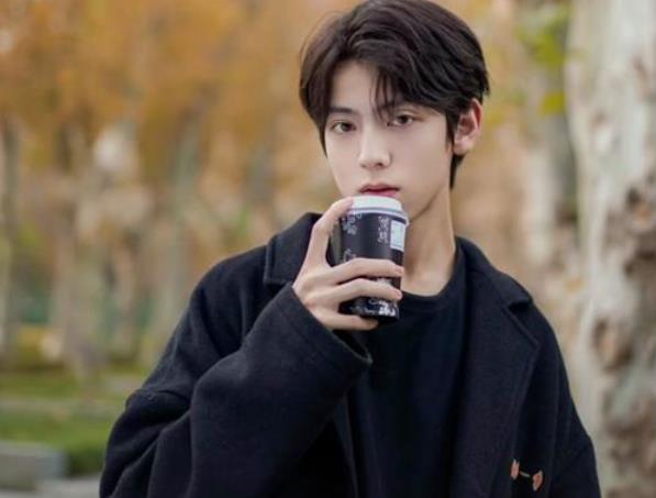 武大校草现身华科大招生视频，评论区笑不活了，高校CP已锁死