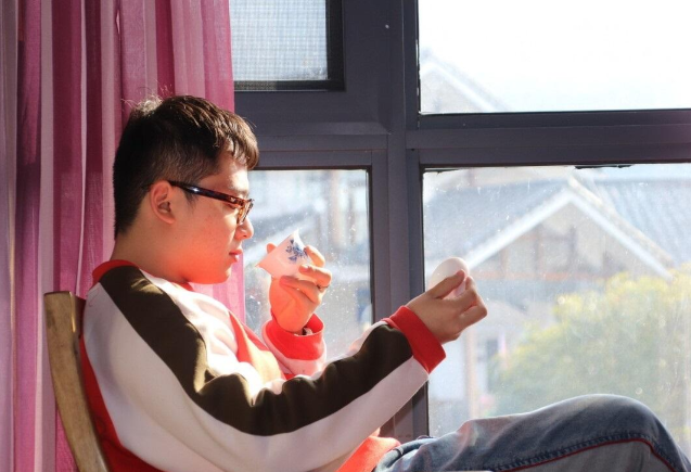 大学生放假前后反差走红，阳光男神回家抓猪，反差之大笑翻网友