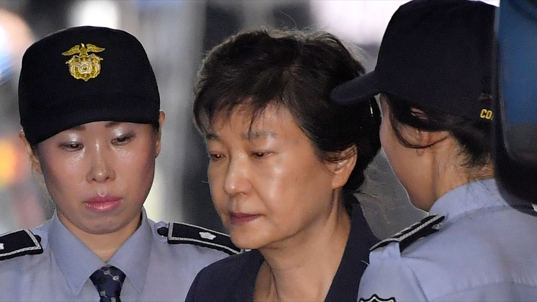 朴槿惠出狱前粉丝送500个花环(朴槿惠为啥事进监狱) - 直播好站