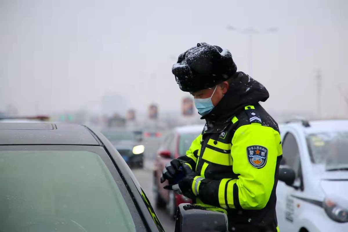 正月十五雪打灯 沾化交警守护群众平安行