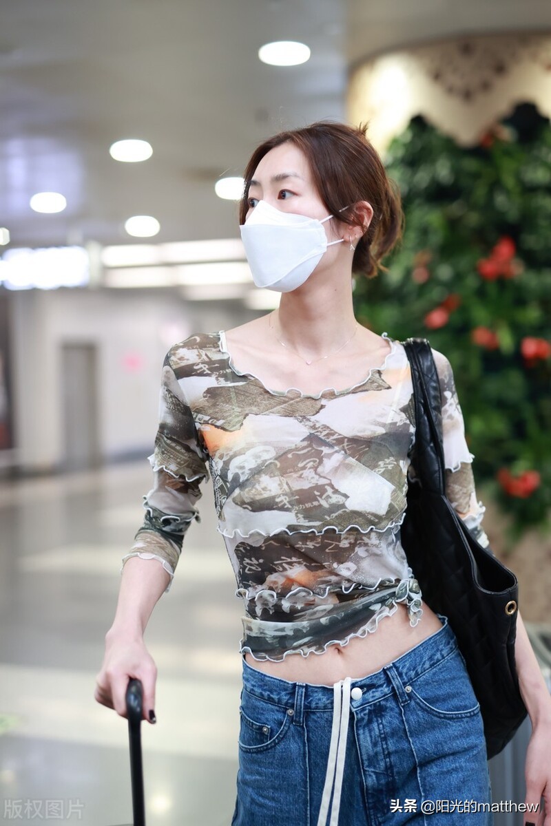 刘雯印花七分袖搭牛仔裤现身机场，自拿行李匆忙赶行程