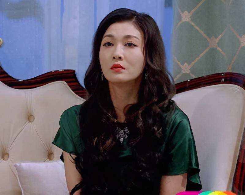 女星再扮经典角色：王艳上演回忆杀，关晓彤空姐装梦回“你叉叉”