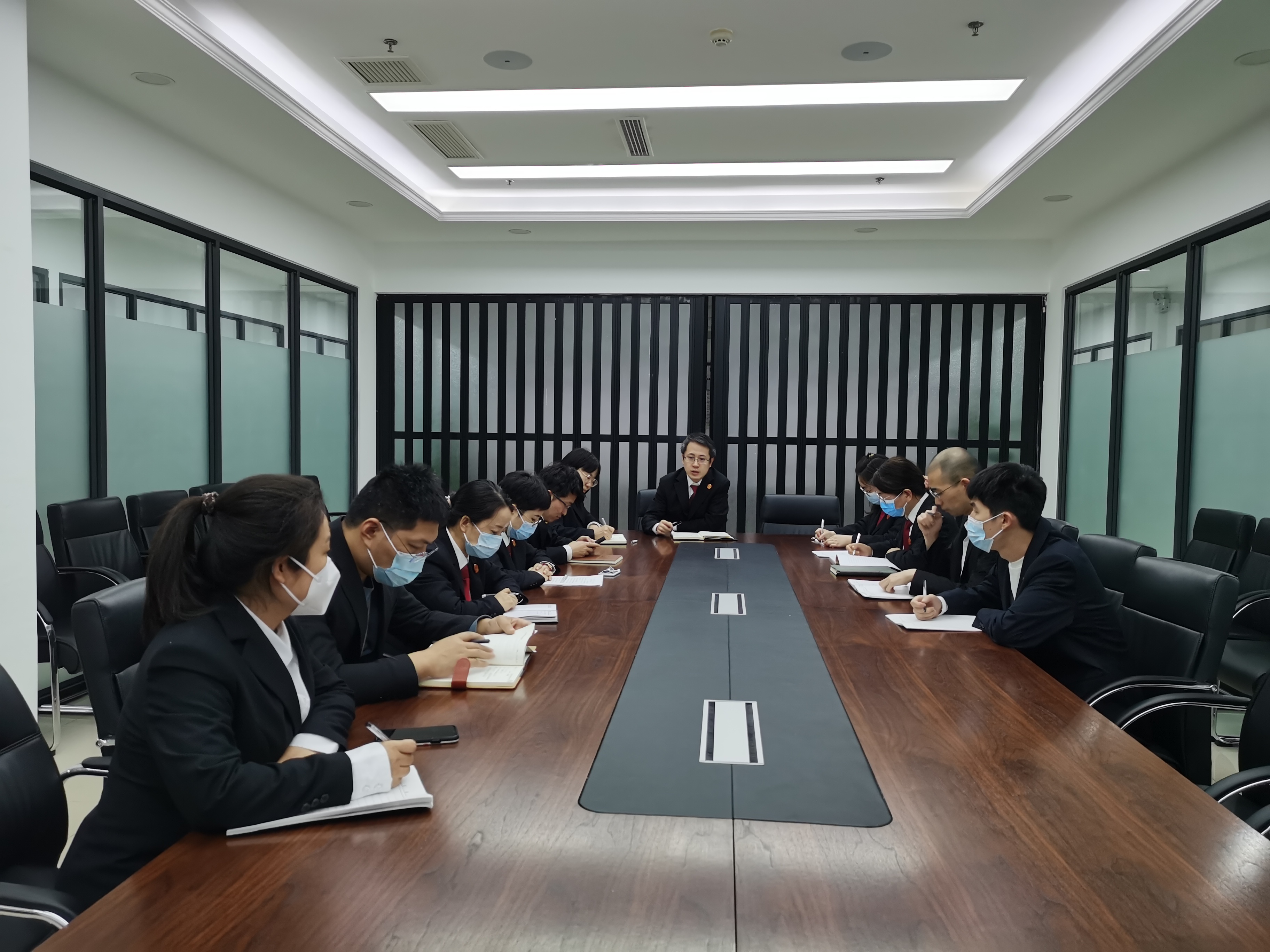 西安市雁塔法院第八党支部迅速传达李云峰代院长走访调研人民法庭座谈会议精神