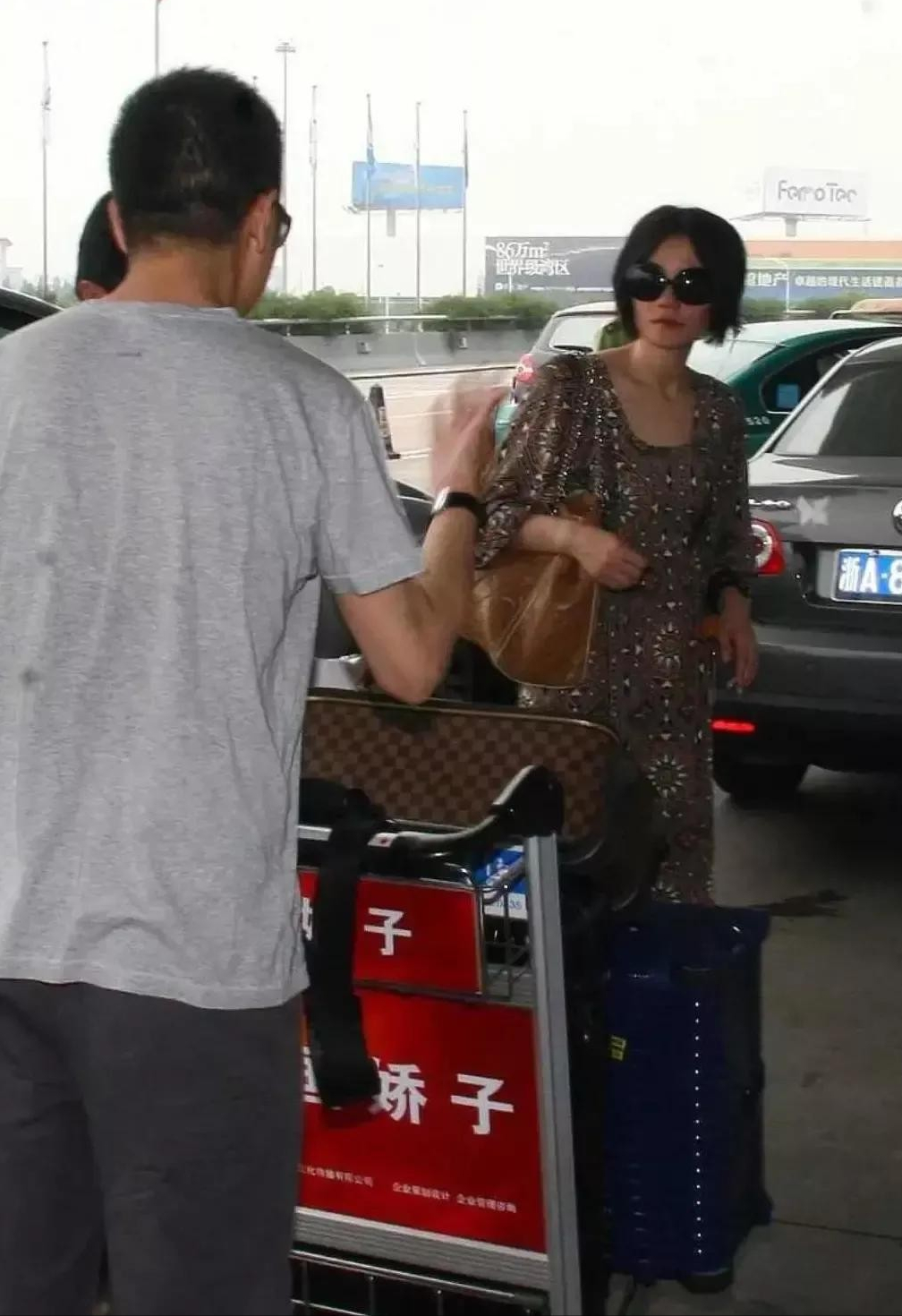 王菲不当明星当普通人！穿老式大妈裙打扮这么俗套，气质还是高级