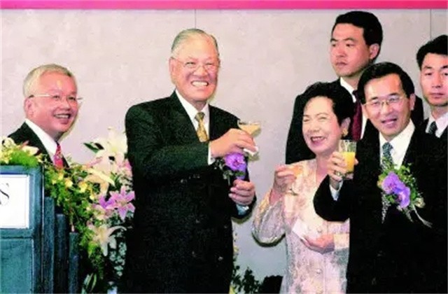 2020年李登辉遗体火化，女子当众泼其肖像油漆：死有余辜