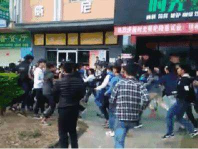 7年前，反杀校园霸凌者的十五岁少年陈泗翰，出狱后梦想成为律师