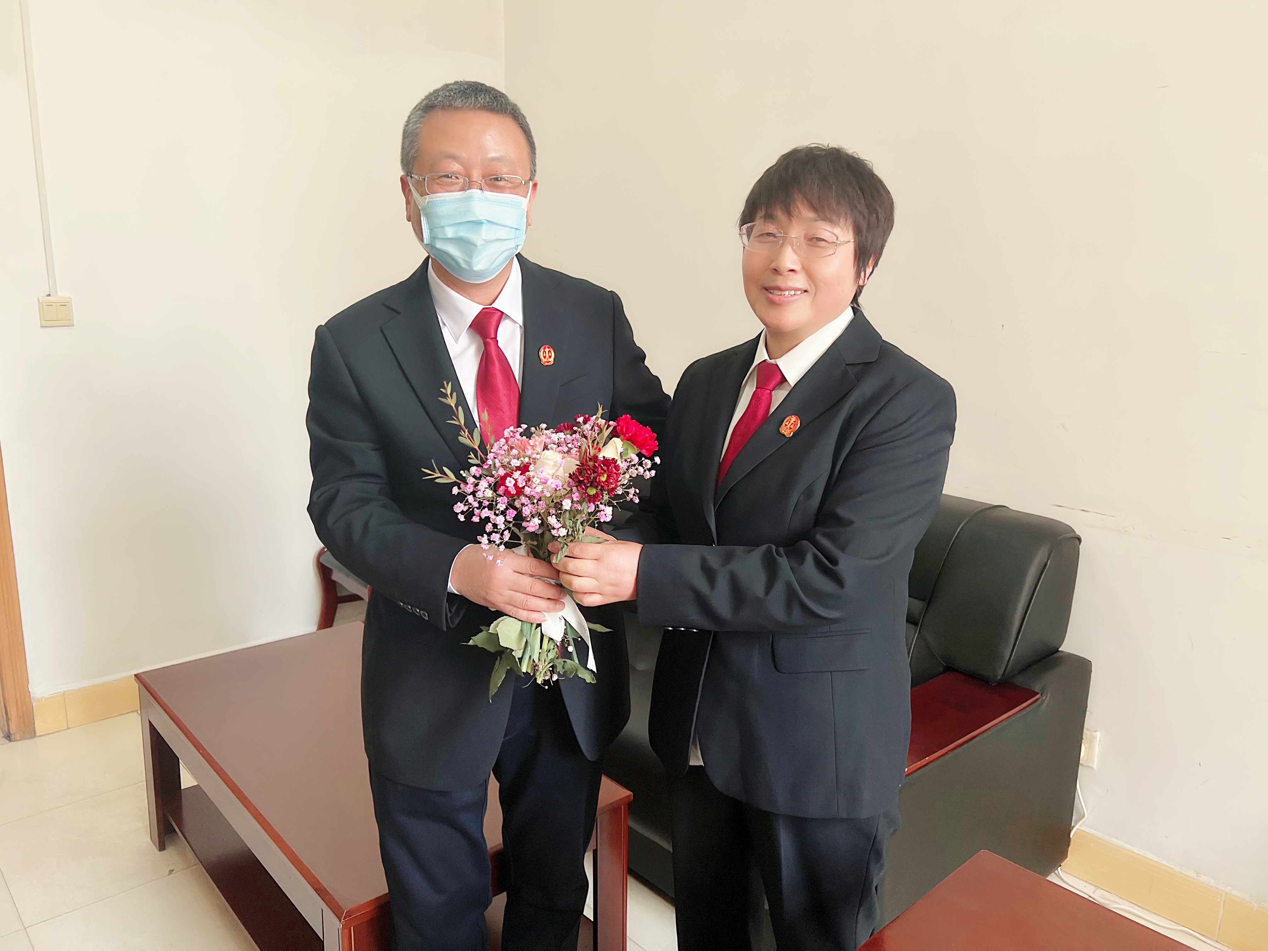 情暖半边天 巾帼在行动——西安临潼法院女法官进行普法宣传活动
