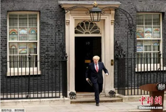 女大学生实名举报辅导员性侵，涉事高校回应【看世界·新闻早知道】