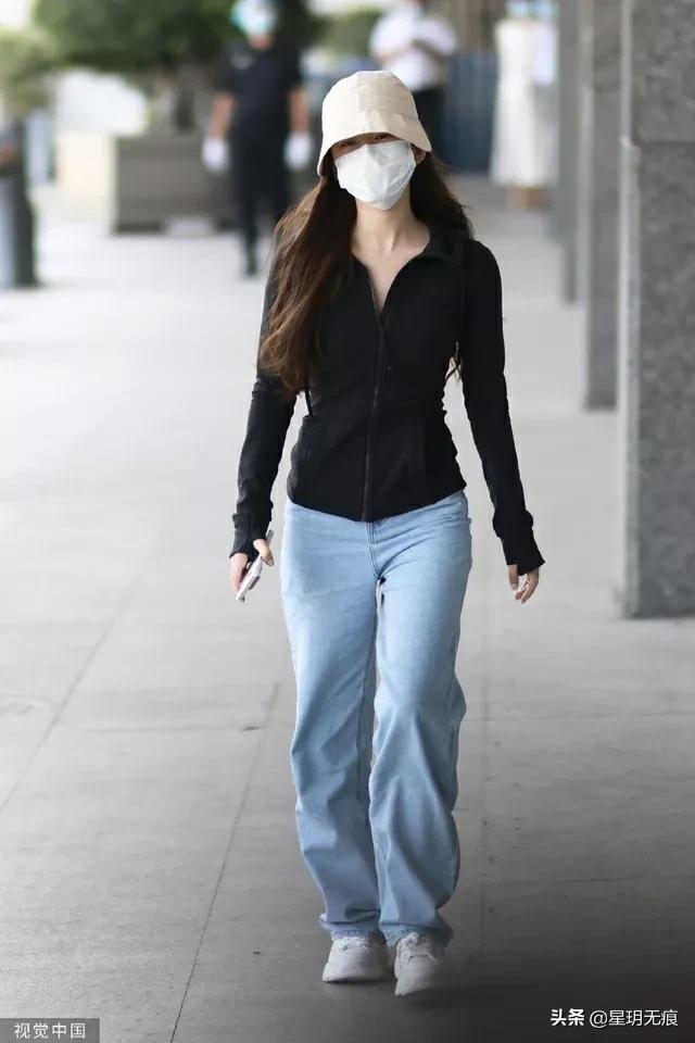 赵露思简约穿搭抵达机场 装扮严实眉眼弯弯对镜甜笑