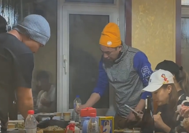 应采儿一家过年逛街，Jasper长高不少，陈小春发现被拍不生气