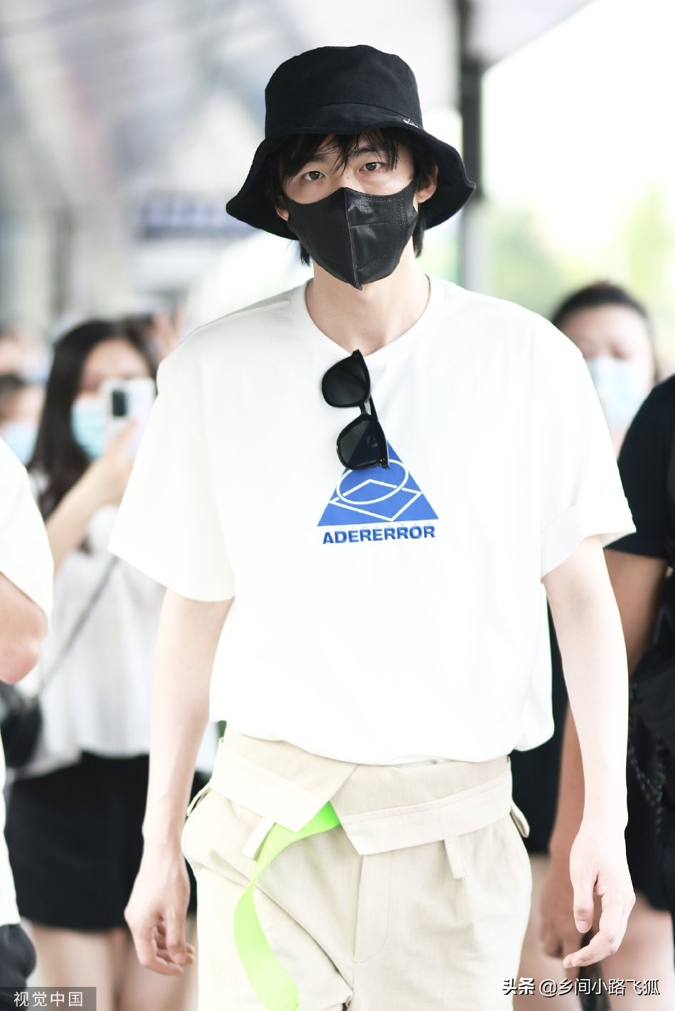 刘宇宁戴渔夫帽抵达机场 穿白T搭工装裤休闲又个性