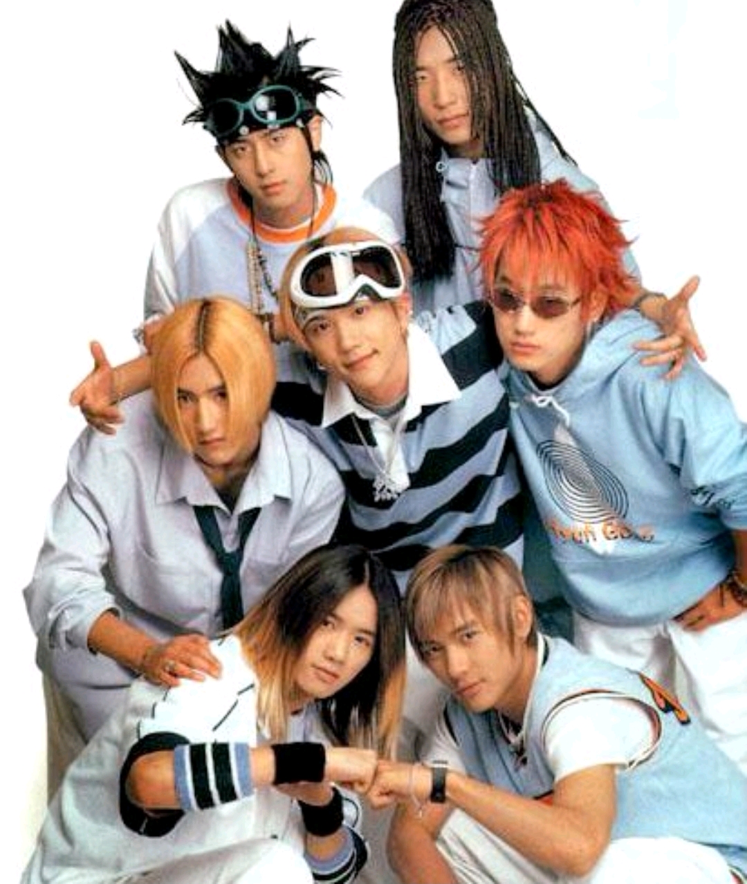 金相赫，離婚後上廁所戴回戒指自拍，右臂都是紋身