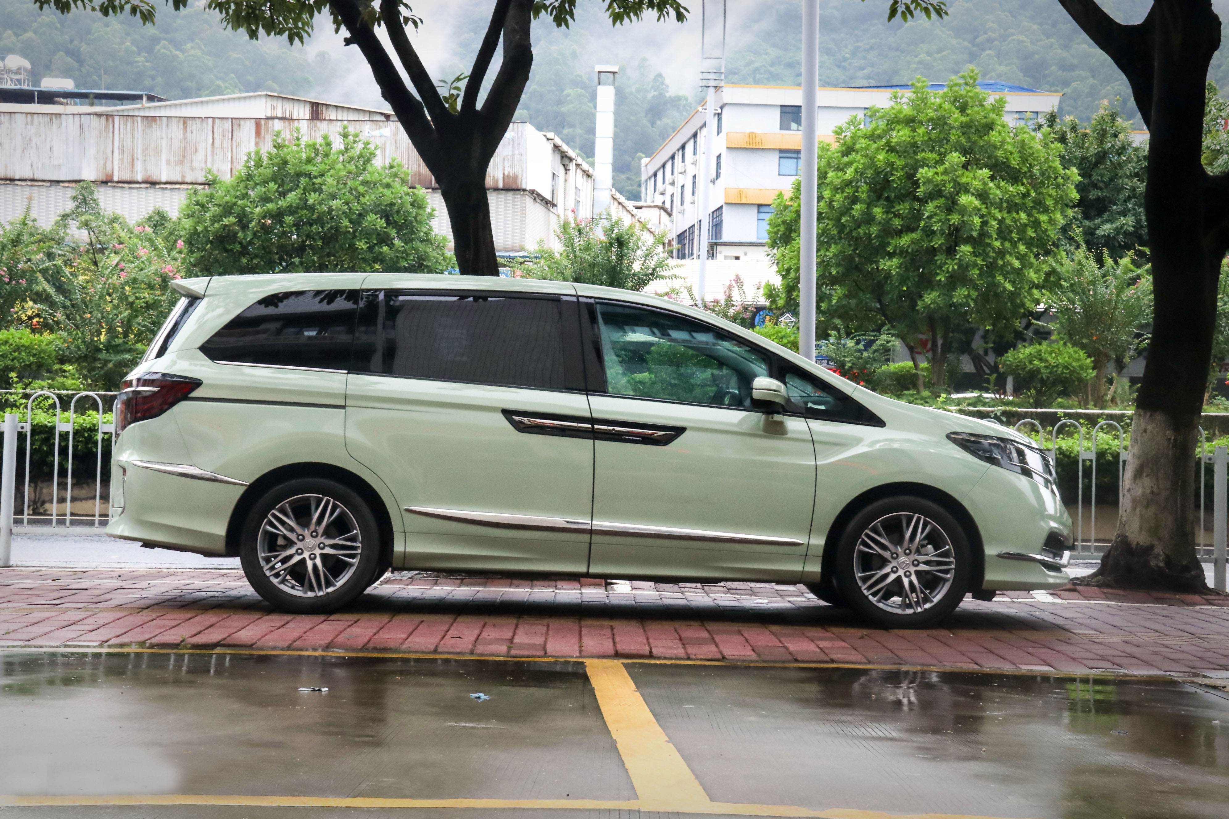 自驾游出行必备四款MPV，空间大、省油、配置高，总有一款适合你