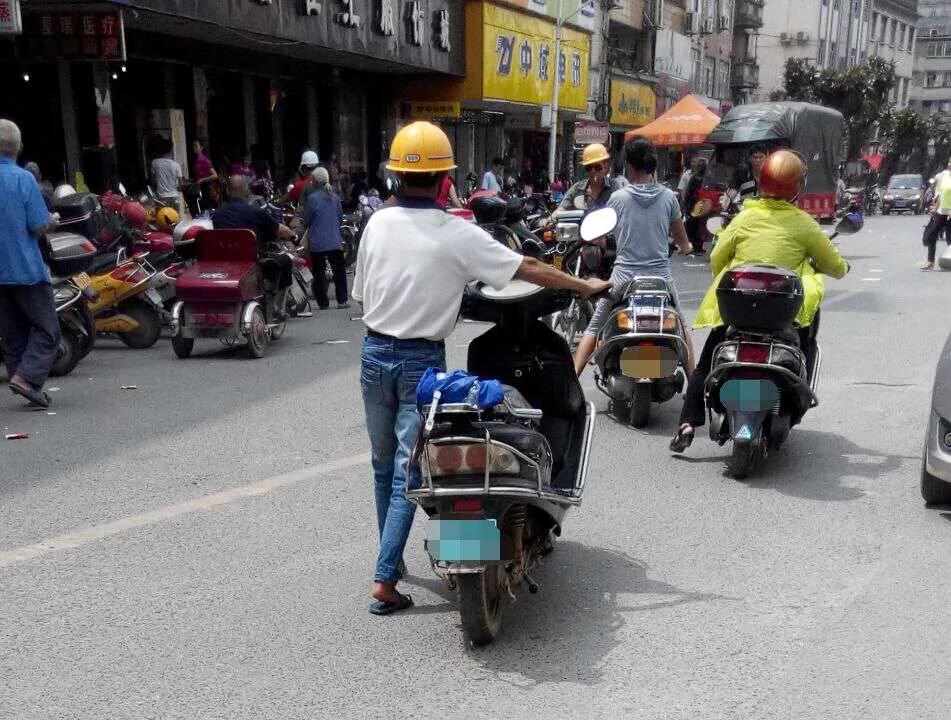 电动车骑半道没电该怎么办？教你只需打开这个按钮，能把车骑回家