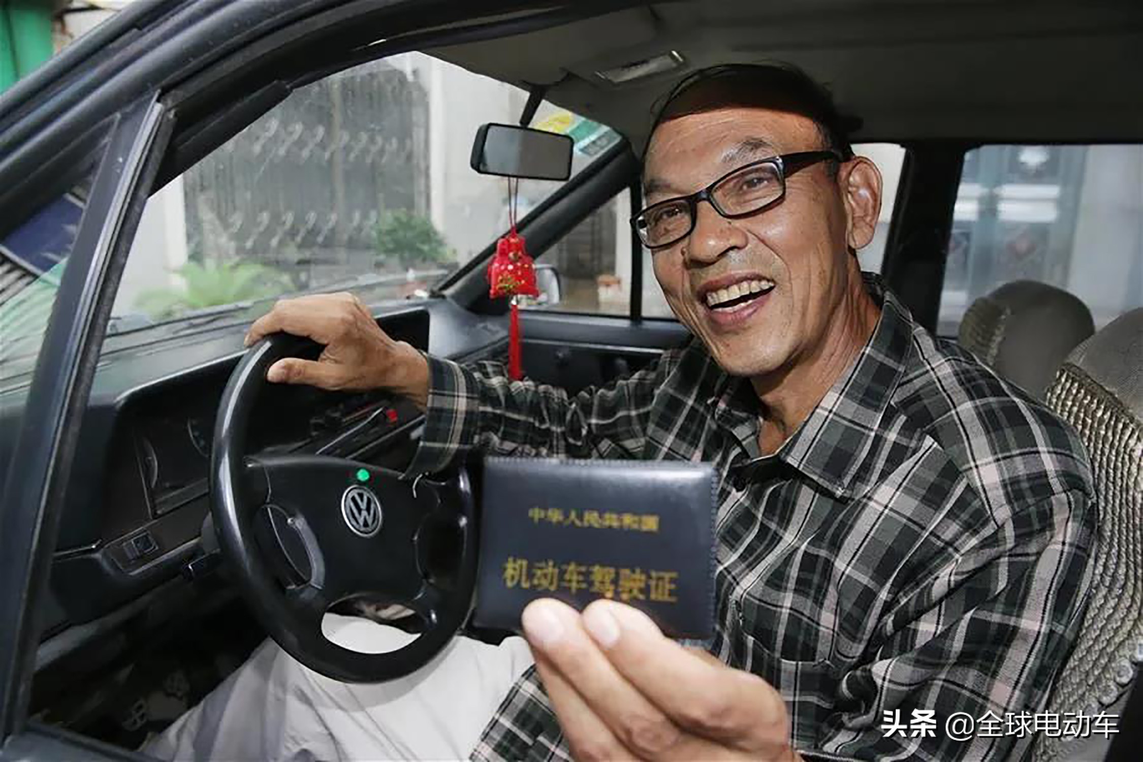 4月1日起,老年人考c2驾照更方便,老年代步车有望正式"转正"