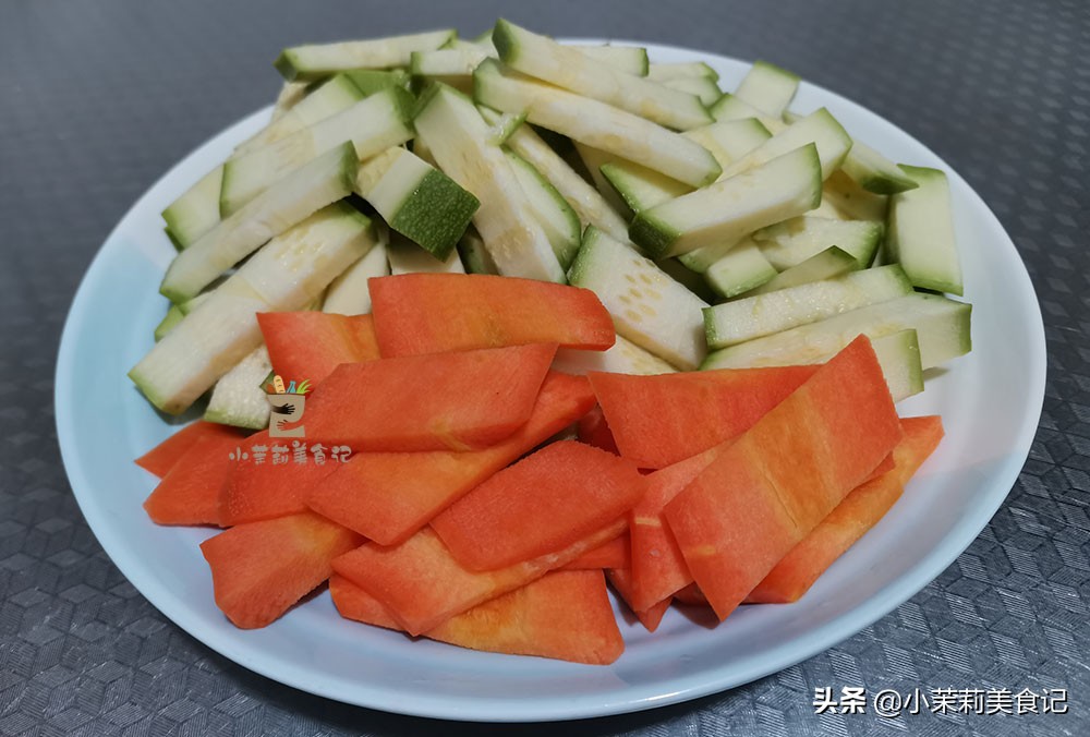 女人们：皮肤干燥，别只会敷面膜，常吃8种食物，水润嫩白美美哒