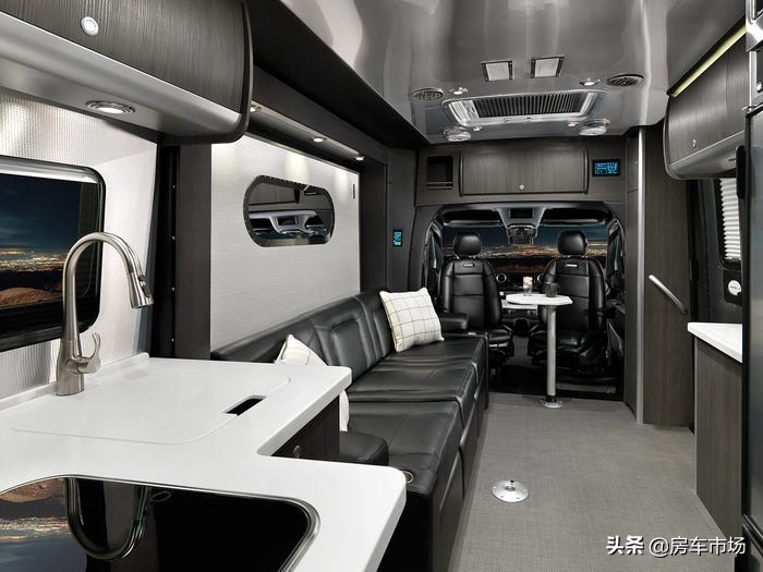 定位高端7米多賓士房車，3.0升V6柴油機動力強，帶拓展沙發能變床