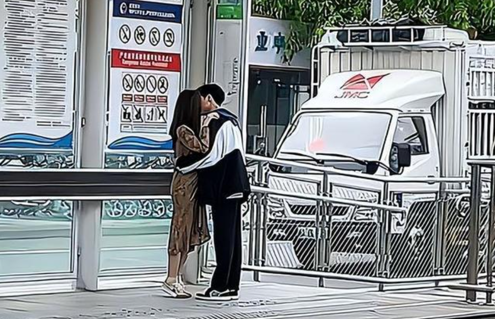 纪实：年轻情侣站牌下拥吻，女生路过驻足观看，情侣尴尬捂脸苦笑