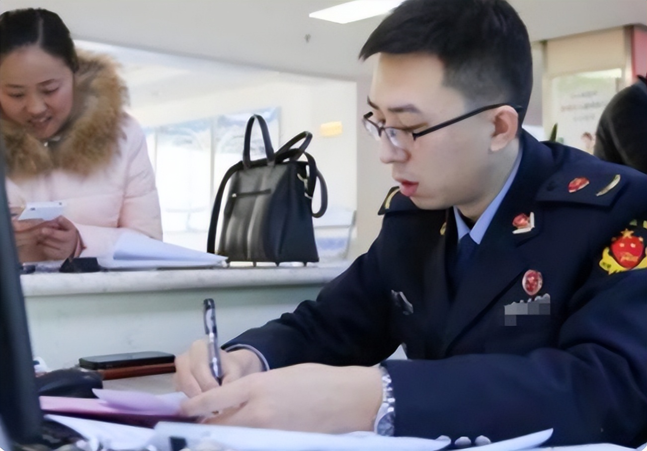 公务员迎来“新政策”，薪资待遇受到影响，部分地区已经实行？