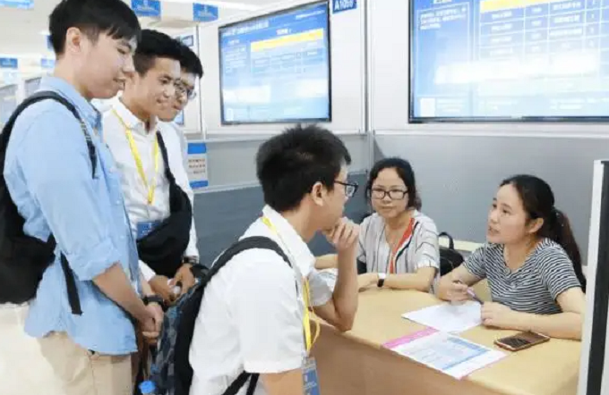 大学生迎好消息，就业协议不再与毕业证“挂钩”，应届生举手支持