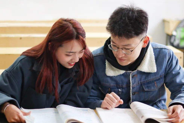 高颜值情侣双双保研到名校，一起努力，这才是大学生正确的恋爱观