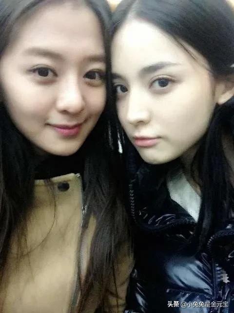 娜扎大学生时期 ​​​跟朋友们的合照