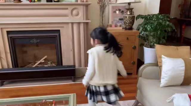 伊能静晒一家三口迎接圣诞，小米粒开心歌唱，正脸曝光像爸爸秦昊