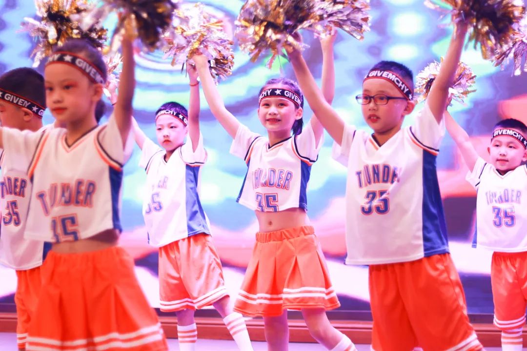 天府新区华阳实验小学举行“童星耀五月·艺术绽花开”群舞比赛