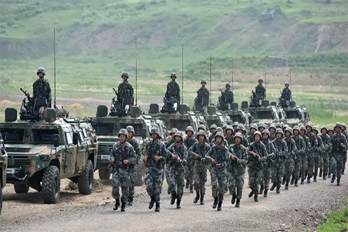 团是单一兵种组成的最大编队,起源于西方的方阵,类似的步兵方阵或者