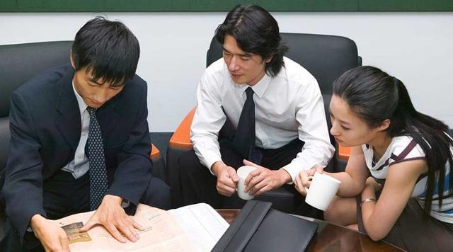 体制内和体制外，差距不只是“钱”，过来人告诉你别太“贪心”