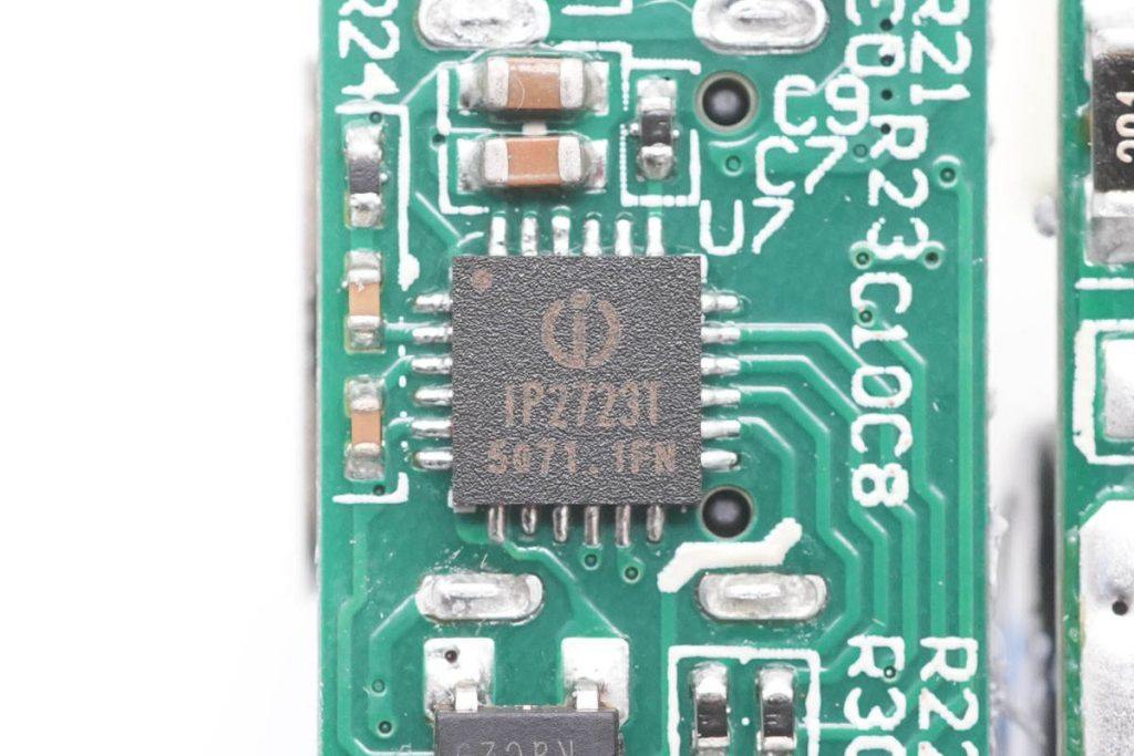 拆一款苹果官方合作品牌30W PD快充充电器，顶配iPhone 13全速充电