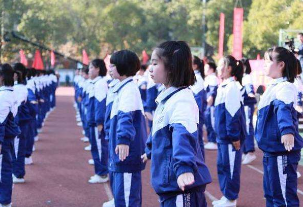 郑州一小学统一女生头绳颜色，遭到家长集体质疑，有必要吗？