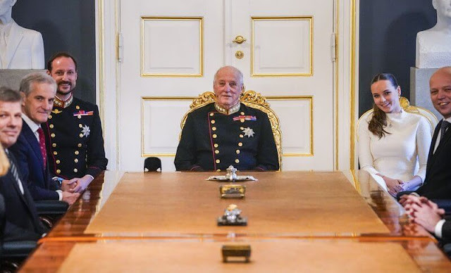 挪威公主18岁，王室拍全家福庆祝，被“赶走”的同母异父哥哥现身