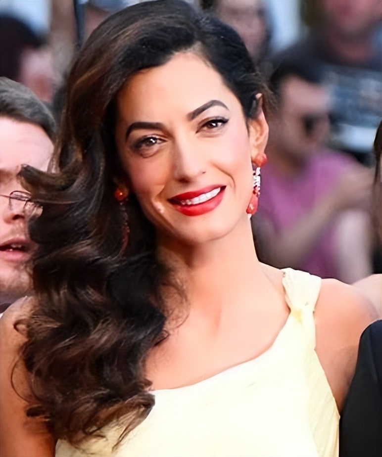 最美律师艾莫：打败21位情敌让奥巴马作证，治好恐婚症奥斯卡影帝