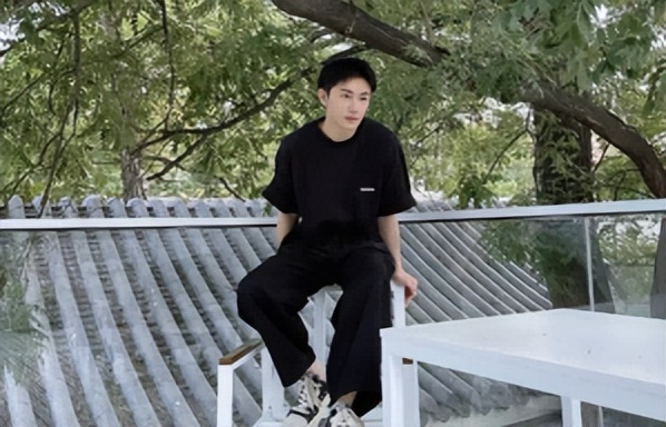 同样是演白面书生，把张国荣、任泉和佟梦实放在一起差距就出来了